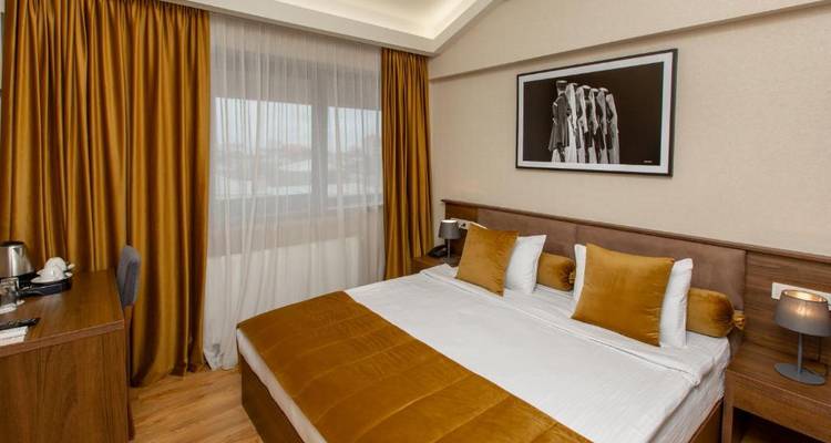 Comfortabele hotelkamer met een groot bed en uitzicht uit het raam.