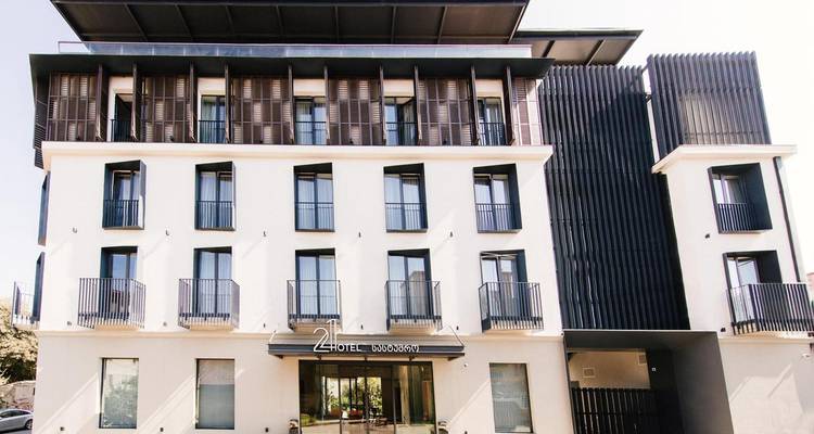 Buitenkant van een modern hotelgebouw met balkons.