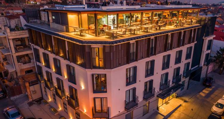 Modern hotel met dakverlichting tijdens de avond.