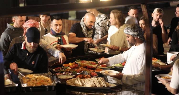 Eine Gruppe von Menschen, die ein Buffet genießt.