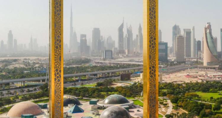 Stadtskyline mit hoch aufragenden Gebäuden, betrachtet durch einen großen architektonischen Rahmen.