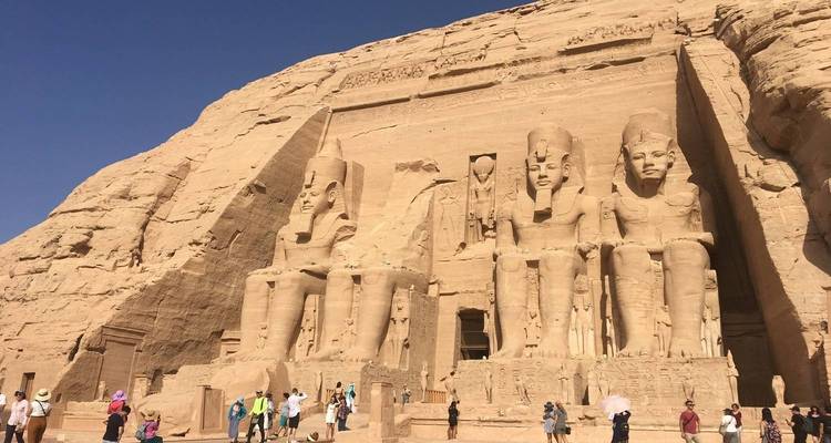 Visiteurs explorant le complexe du temple d'Abou Simbel.