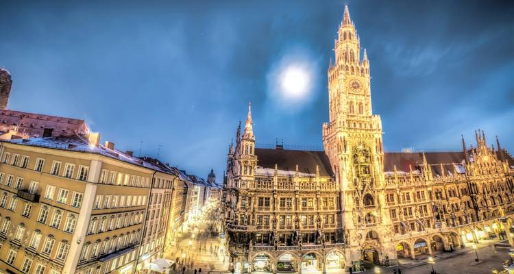 Münchens Neues Rathaus hell erleuchtet unter klarem Himmel.