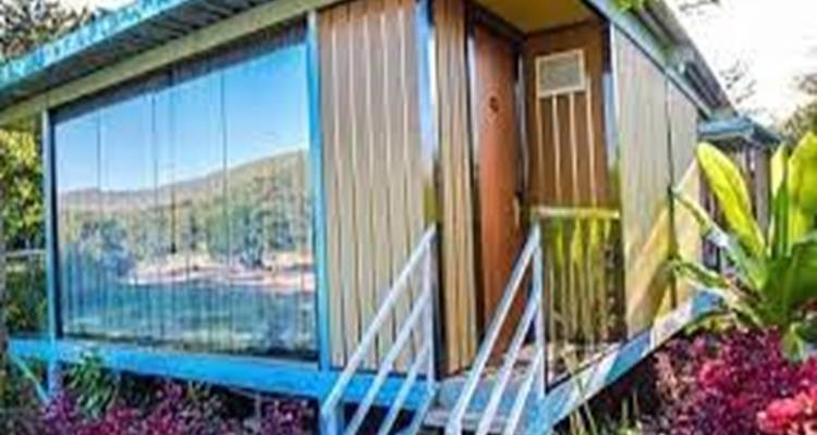 Imagen borrosa de una cabaña con follaje circundante.