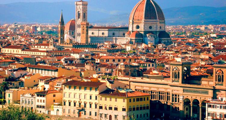 Ikonische Florenz-Skyline mit dem Duomo und roten Ziegeldächern unter klarem Himmel.