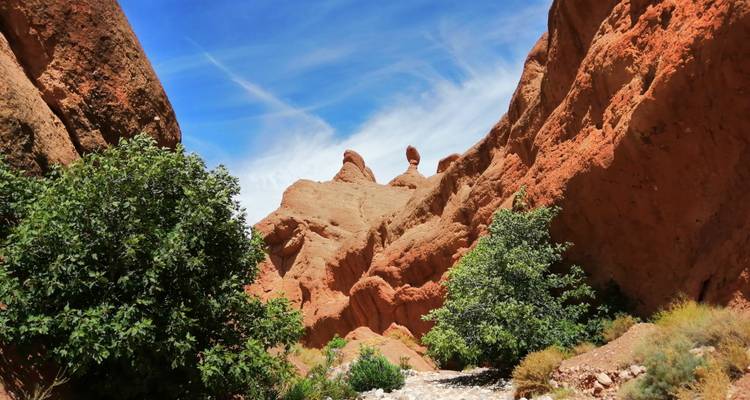 Felsformationen mit Grün und einem blauen Himmel.