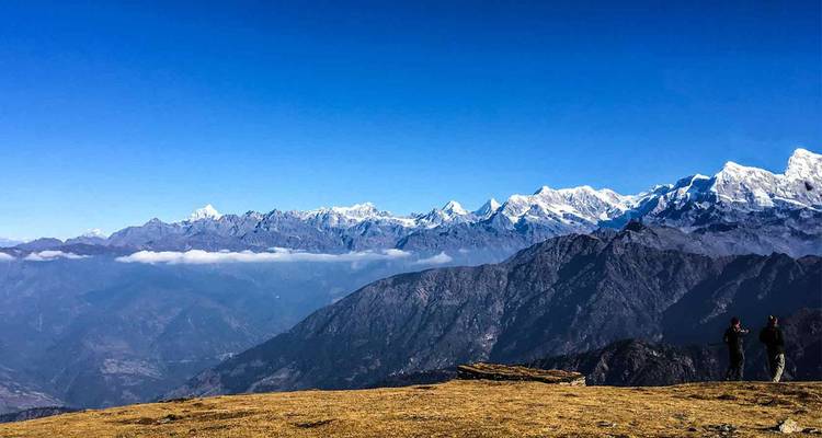 Panoramisch berglandschap met helderblauwe lucht.