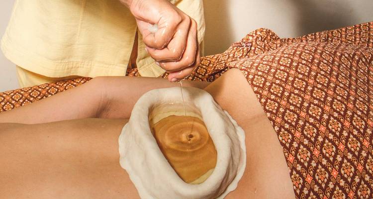 Un tratamiento de spa con un tazón en la espalda de una persona.