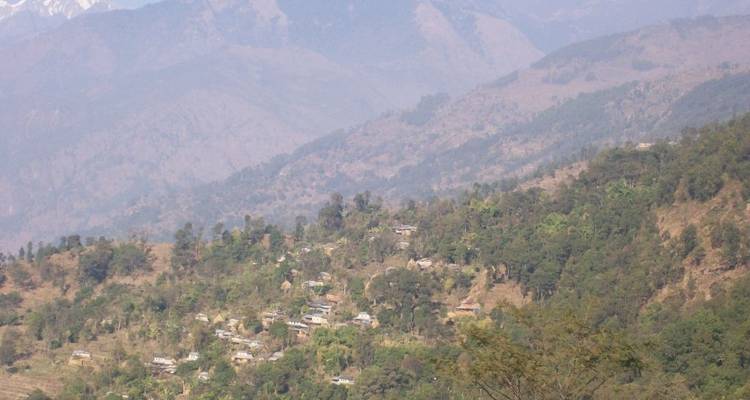 Village de montagne aux maisons dispersées entouré de montagnes
