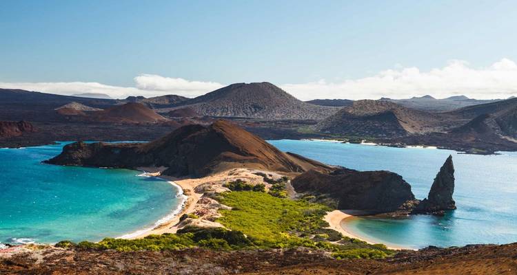 Dramatisch vulkanisch eiland met een gekartelde piek, halvemaanvormige stranden en helder turquoise water in de Galápagos.