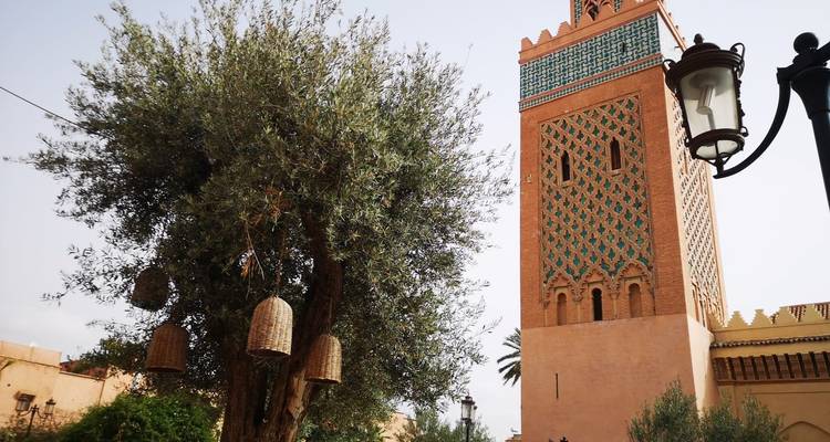 Boom en sierlijke toren met decoratieve patronen.