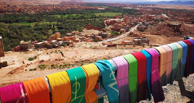 Levendig hangend doek met zicht op de stad op de achtergrond.