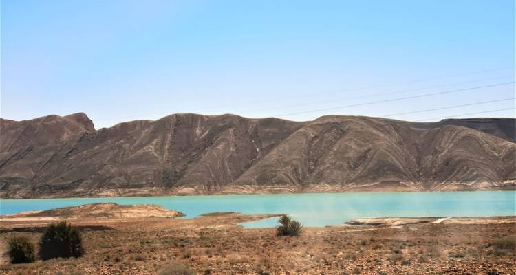 Meer met bergen op de achtergrond.