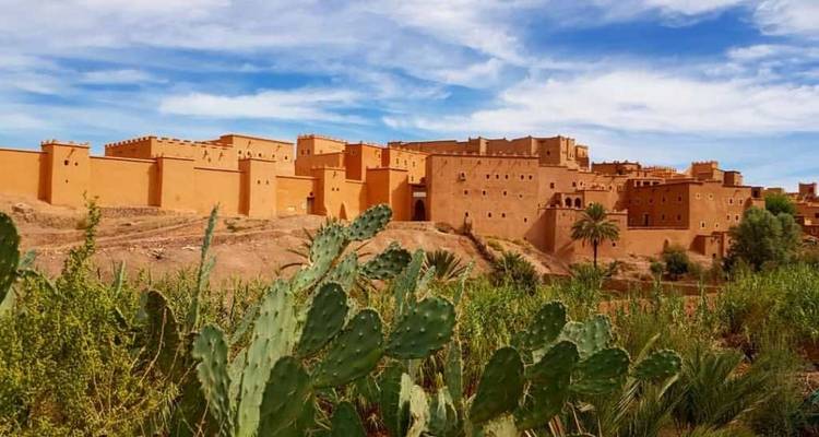 Versterkte leemstad met weelderige voorgrond.