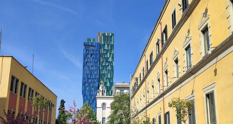 Moderne und traditionelle Gebäude in einem Stadtbild.