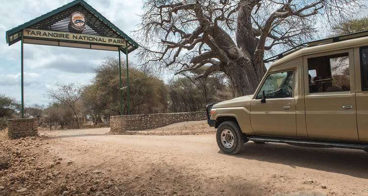 Entrée du parc national de Tarangire avec un véhicule de safari.