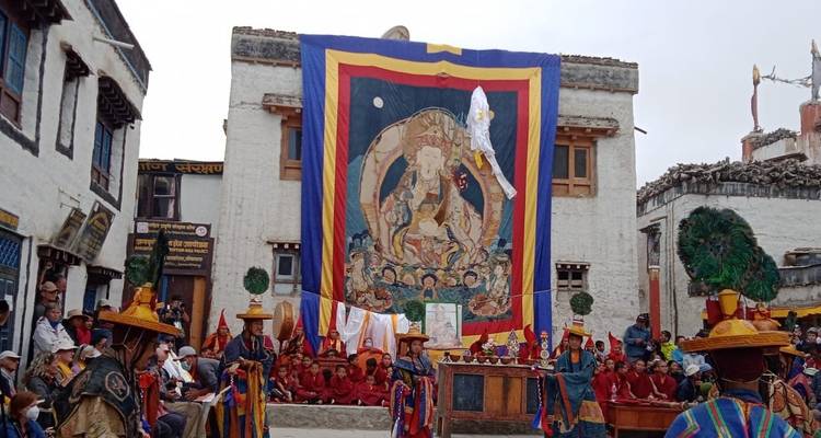Traditioneel Nepalees festival met mensen gekleed in kleurrijke kledij verzameld bij versierde gebouwen.
