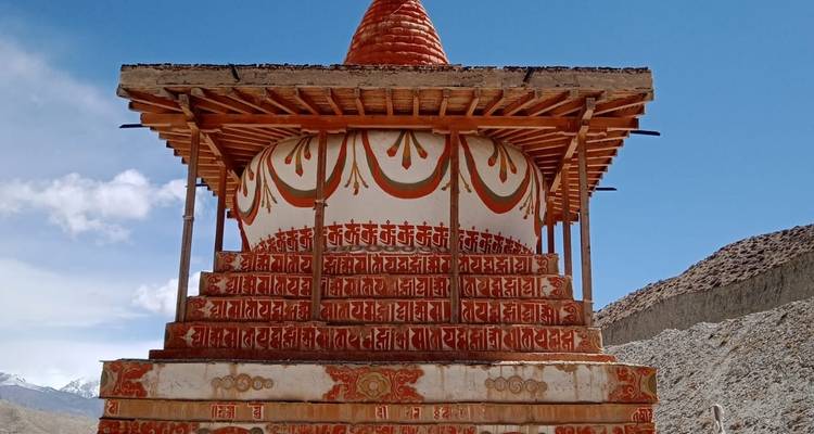 Ingewikkeld versierde stupa onder een heldere hemel.