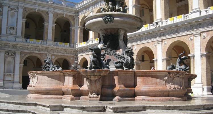 Sierlijke fontein in een historische binnenplaats.