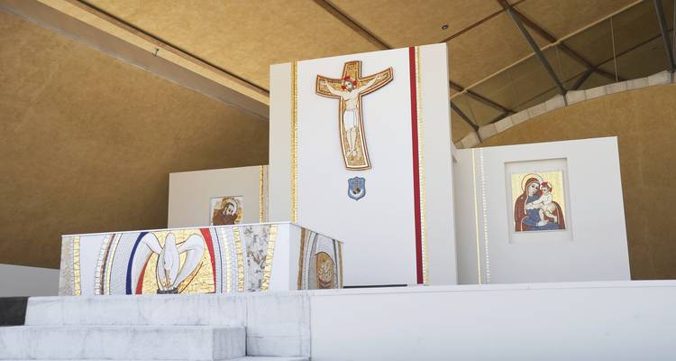 Modern altaar met religieuze kunst.