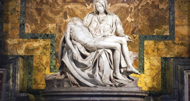 Piëta sculptuur van Michelangelo tentoongesteld in een grote hal.