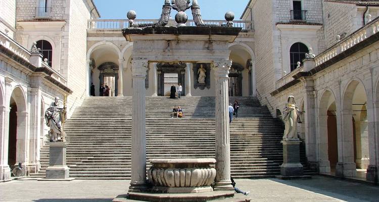 Trap die leidt naar een historisch gebouw met bogen.