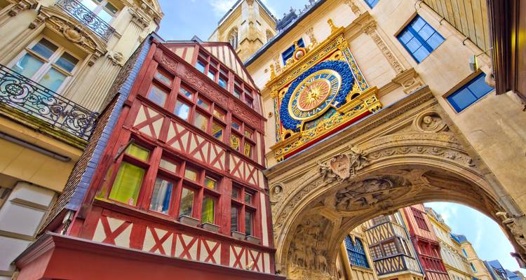 Calle histórica y reloj en Ruan.