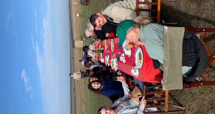Buiteneten met een groep aan een lange tafel