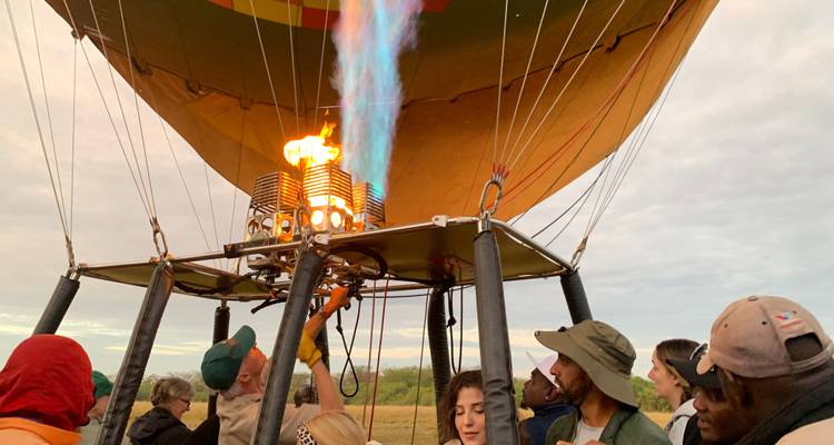 People gathered around a hot air balloon burner

**Dutch translation:**
Mensen verzameld rond een heteluchtballonbrander