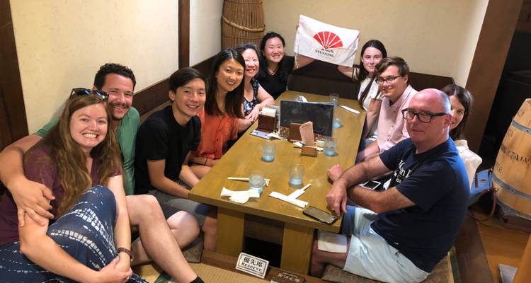 Groepsdiner aan een traditionele Japanse tafel.