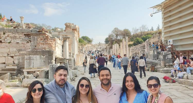 Groep mensen die poseren in een oude stadsstraat.