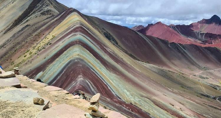 Paysage de Montagne Arc-en-ciel aux couleurs éclatantes.