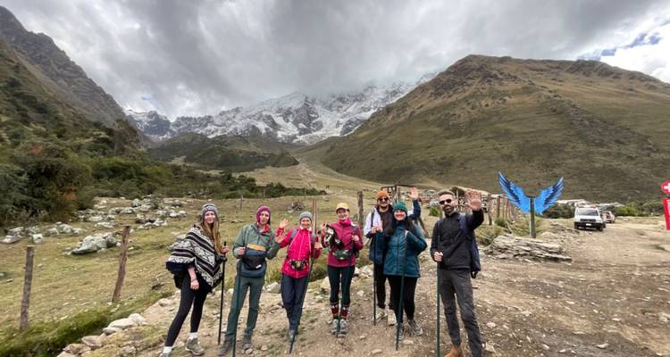 Groupe de randonneurs posant dans les montagnes.