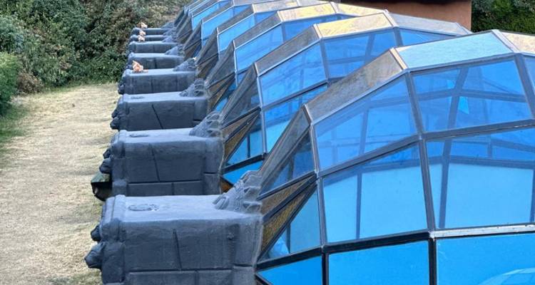 Gros plan de structures en dôme avec des structures bleues.