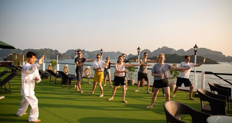 Crucero de 5 estrellas de 2 días Bahía de Ha Long - Bahía de Lan Ha - Balcón y comidas - Indochina Today Travel 1