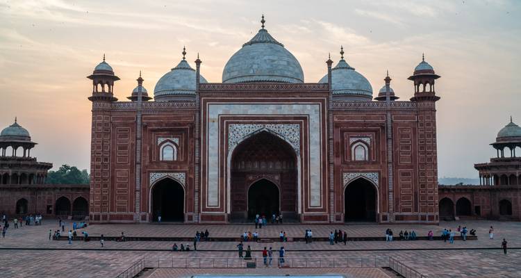 Een van de moskeegebouwen van het Taj Mahal-complex tijdens zonsondergang.