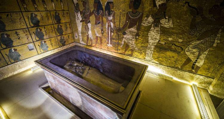 Tombe intérieure avec sarcophage et art mural.
