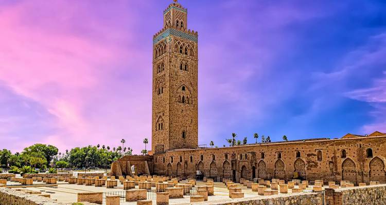Torre de la Mezquita de la Kutubía en Marrakech contra un cielo vespertino dramático de color púrpura y rosa