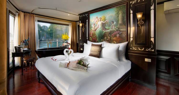 Luxuriöse Schlafzimmer-Suite mit großem Fenster und Wasserblick.