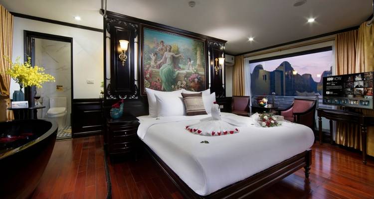 Elegantes Zimmer mit großem Bett und Balkonblick.