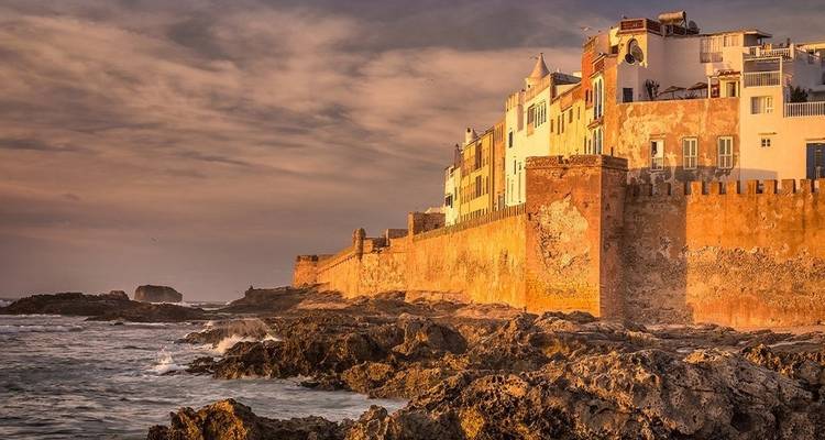 Murallas y edificios costeros al atardecer