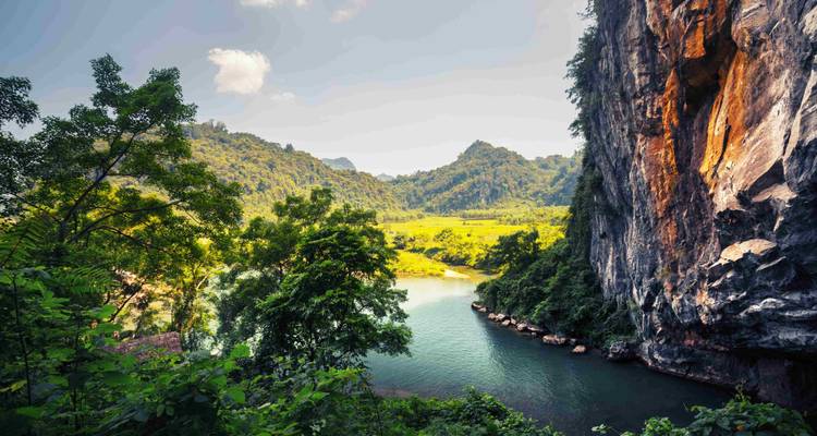 Een rivier die kronkelt door weelderig groen en rotsachtige kliffen in Phong Nha, Vietnam.