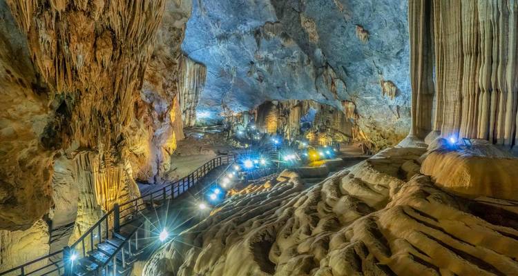 Het majestueuze interieur van Paradise Cave met verlichte paden in Vietnam.