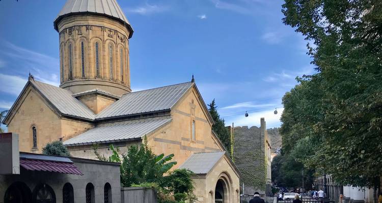 Une église avec une tour dans un cadre urbain.