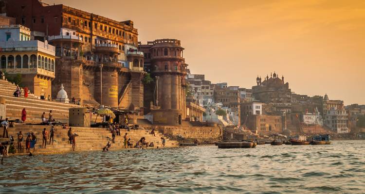 Vue du soir des ghats de Varanasi avec une teinte dorée.