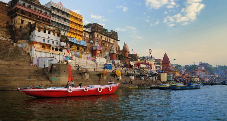 Bateaux colorés le long des ghats de Varanasi.