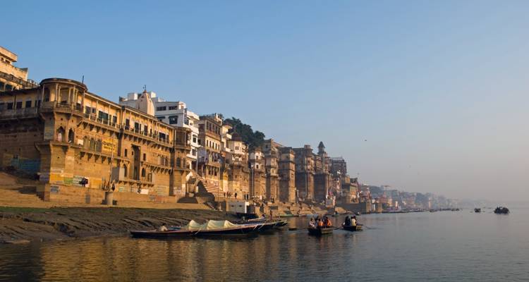 Vue matinale des ghats de Varanasi.