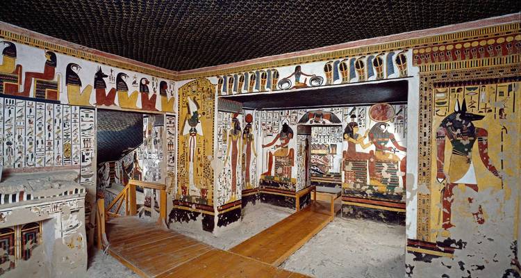 Oud-Egyptische tombe met kleurrijke hiërogliefen op de muren.