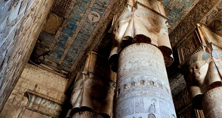 Antike ägyptische Säulen in einer historischen Stätte.