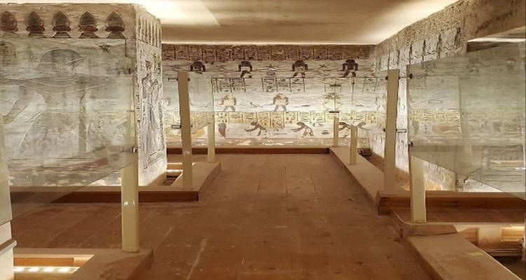 Inneres eines altägyptischen Grabes mit Hieroglyphen an den Wänden.